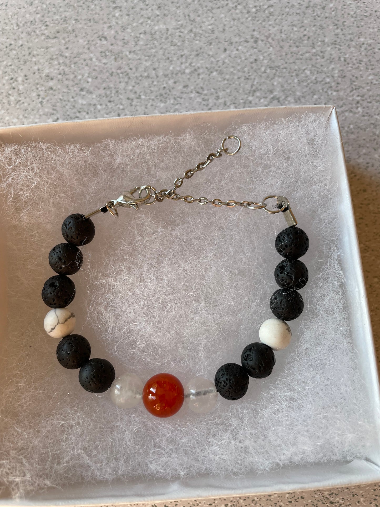 Bracelet howlite, quartz claire, cornaline et pierre de lave