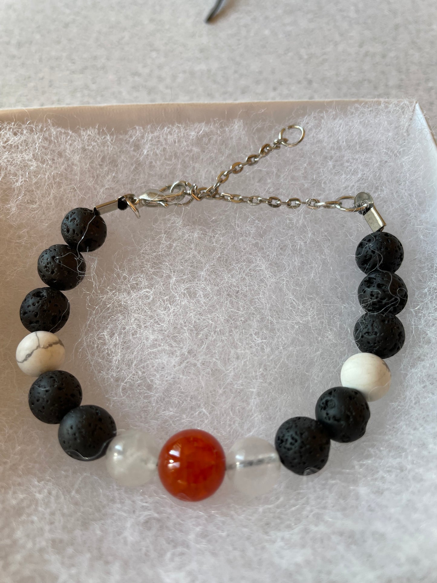 Bracelet howlite, quartz claire, cornaline et pierre de lave
